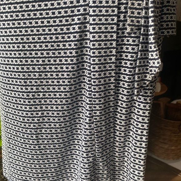Banana Republic Factory wrapped dress long sleeves. Soft! Fabulous! Sexy v neck - Picture 4 of 9